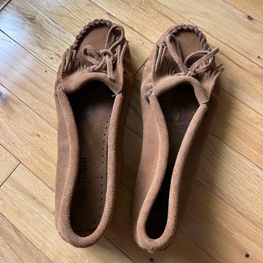 Minnetonka Women's Brown Suede Moccasin Flats